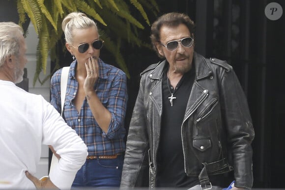 Exclusif - Johnny Hallyday et sa femme Laeticia Hallyday - Johnny Hallyday quitte sa propriété de Pacific Palissades le 12 septembre 2016 pour aller faire une virée à moto et faire "Easy Rider" à l'envers.