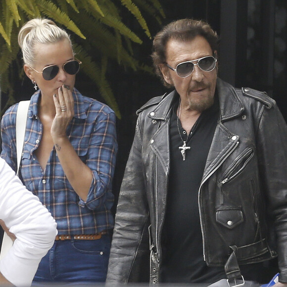 Exclusif - Johnny Hallyday et sa femme Laeticia Hallyday - Johnny Hallyday quitte sa propriété de Pacific Palissades le 12 septembre 2016 pour aller faire une virée à moto et faire "Easy Rider" à l'envers.