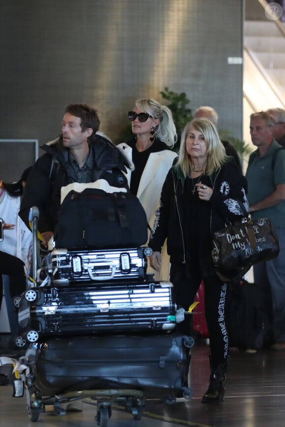 Grégory Boudou, le frère de Laeticia, Françoise Thibault, la mère de Laeticia Hallyday - Laeticia Hallyday arrive en famille avec ses filles et sa mère à l'aéroport Roissy CDG le 19 novembre 2019.