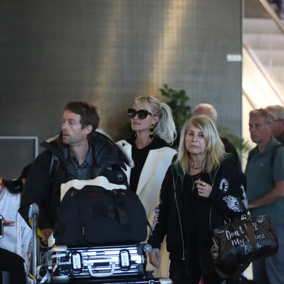 Grégory Boudou, le frère de Laeticia, Françoise Thibault, la mère de Laeticia Hallyday - Laeticia Hallyday arrive en famille avec ses filles et sa mère à l'aéroport Roissy CDG le 19 novembre 2019.