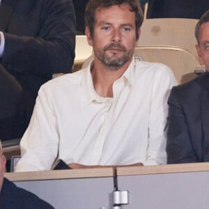 François Roelants et son mari Marc-Olivier Fogiel - Personnalités dans les tribunes lors des Internationaux de France de tennis de Roland Garros 2024 à Paris. Le 29 mai 2024 © Jacovides-Moreau / Bestimage