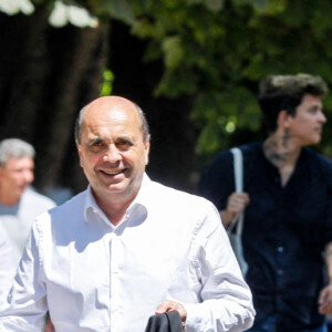 Hervé Béroud, Marc-Olivier Fogiel - Arrivées aux obsèques du journaliste Frédéric Leclerc-Imhoff au Crematorium au cimetière du Père-Lachaise à Paris. Le 21 juin 2022. © Christophe Clovis / Bestimage