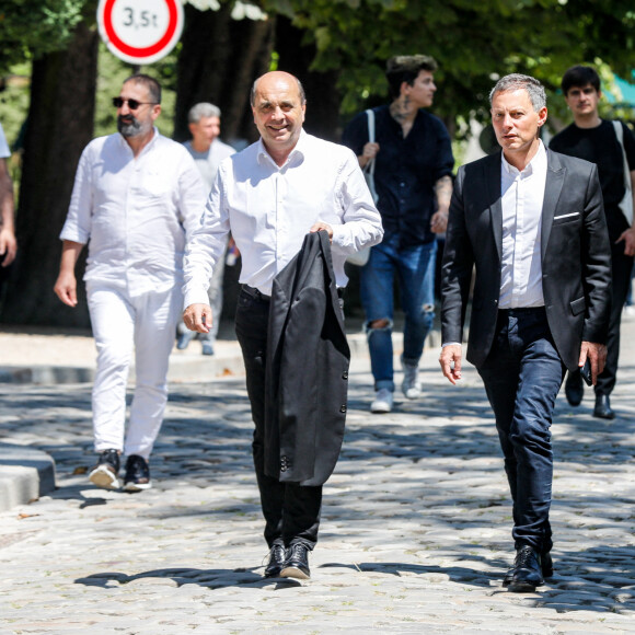 Hervé Béroud, Marc-Olivier Fogiel - Arrivées aux obsèques du journaliste Frédéric Leclerc-Imhoff au Crematorium au cimetière du Père-Lachaise à Paris. Le 21 juin 2022. © Christophe Clovis / Bestimage