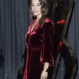 Quant à Elodie Bouchez, elle a décidé de mettre de la couleur avec une très jolie robe en velours bordeaux. 
Elodie Bouchez au photocall du défilé Saint Laurent, Collection Prêt-à-porter Printemps / Eté 2025 dans le cadre de la Fashion Week de Paris le 24 septembre 2024. © Olivier Borde / Bestimage