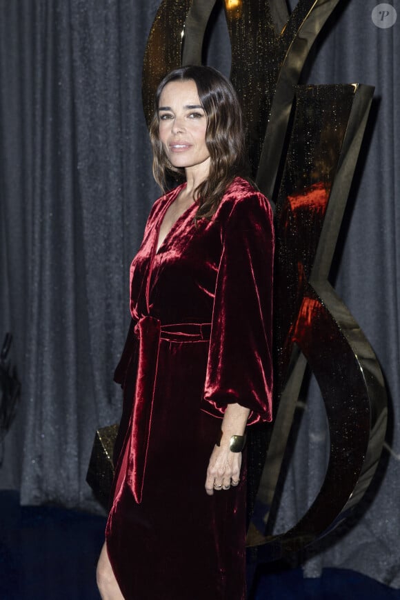 Quant à Elodie Bouchez, elle a décidé de mettre de la couleur avec une très jolie robe en velours bordeaux. 
Elodie Bouchez au photocall du défilé Saint Laurent, Collection Prêt-à-porter Printemps / Eté 2025 dans le cadre de la Fashion Week de Paris le 24 septembre 2024. © Olivier Borde / Bestimage