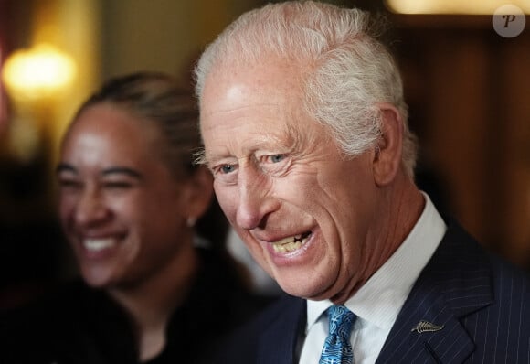 Les nouvelles sont données au compte-gouttes et c'est le beau-fils du roi qui a fait quelques révélations. 
Le roi Charles III d'Angleterre lors de sa rencontre avec l'équipe de rugby des Black Ferns de Nouvelle-Zélande au palais Buckingham à Londres. Le 11 septembre 2024 © Aaron Chown / WPA Pool / Bestimage