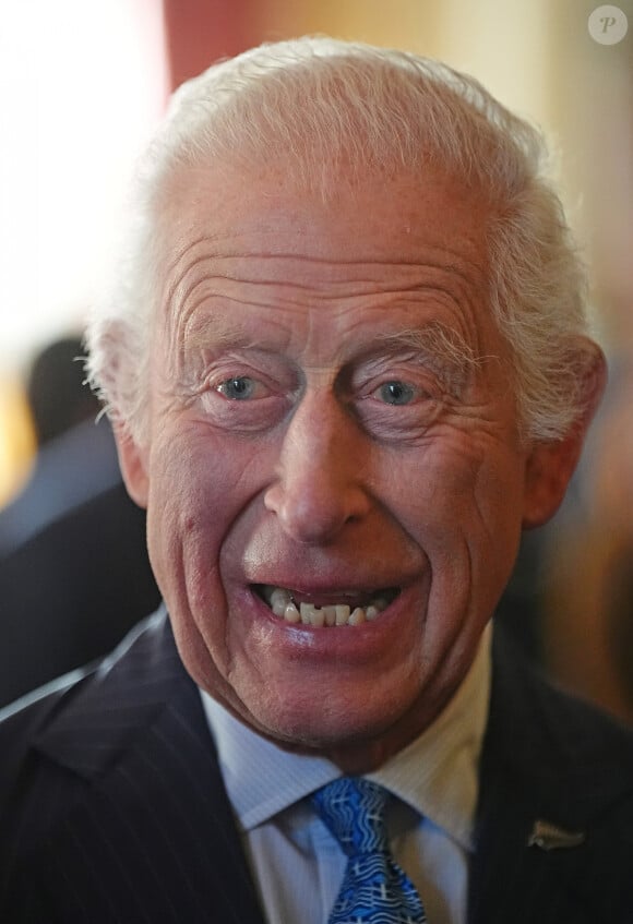 Le roi Charles III d'Angleterre lors de sa rencontre avec l'équipe de rugby des Black Ferns de Nouvelle-Zélande au palais Buckingham à Londres. Le 11 septembre 2024 © Aaron Chown / WPA Pool / Bestimage