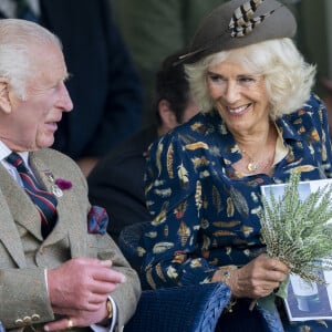 Le monarque n'a pas souhaité révéler de quel type de cancer il s'agit. 
Le roi Charles III d'Angleterre et Camilla Parker Bowles, reine consort d'Angleterre, partagent un fou rire lors du Braemar Gathering 2024, le 7 septembre 2024. © Goff / Bestimage