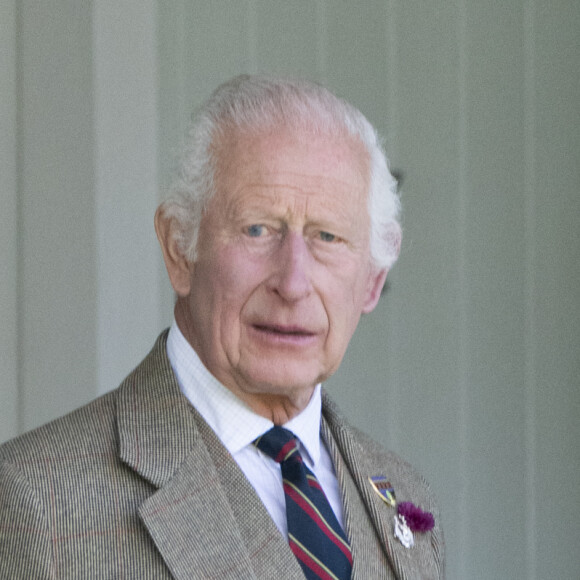 Le roi Charles III d'Angleterre et Camilla Parker Bowles, reine consort d'Angleterre, partagent un fou rire lors du Braemar Gathering 2024, le 7 septembre 2024. © Goff / Bestimage