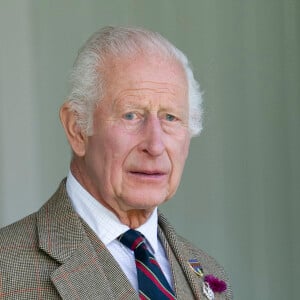 Le roi Charles III d'Angleterre et Camilla Parker Bowles, reine consort d'Angleterre, partagent un fou rire lors du Braemar Gathering 2024, le 7 septembre 2024. © Goff / Bestimage