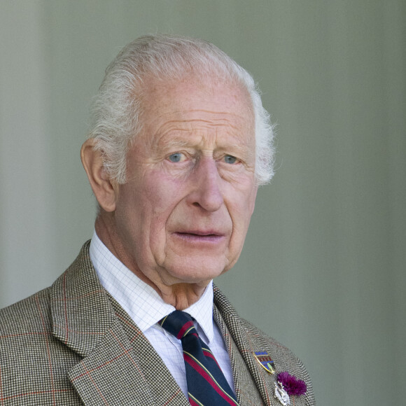 Le roi Charles III d'Angleterre et Camilla Parker Bowles, reine consort d'Angleterre, partagent un fou rire lors du Braemar Gathering 2024, le 7 septembre 2024. © Goff / Bestimage