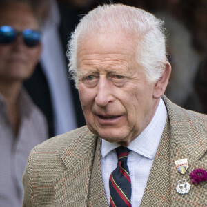 Le roi Charles III d'Angleterre et Camilla Parker Bowles, reine consort d'Angleterre, partagent un fou rire lors du Braemar Gathering 2024, le 7 septembre 2024. © Goff / Bestimage