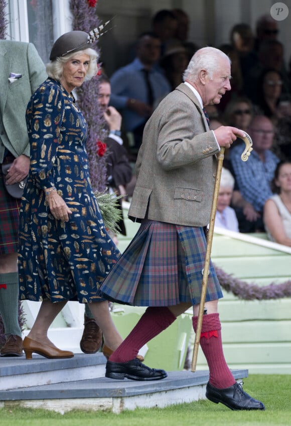 Le roi Charles III d'Angleterre et Camilla Parker Bowles, reine consort d'Angleterre, partagent un fou rire lors du Braemar Gathering 2024, le 7 septembre 2024. © Goff / Bestimage