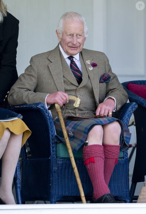 Et Buckingham Palace de préciser dans un communiqué que l'énergie de leurs Majestés a dû être présérvée afin qu'ils puissent voyager en sécurité en Australie le 18 octobre prochain. 
Le roi Charles III d'Angleterre et Camilla Parker Bowles, reine consort d'Angleterre, partagent un fou rire lors du Braemar Gathering 2024, le 7 septembre 2024. © Goff / Bestimage