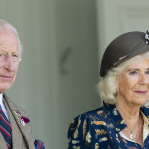 En effet, Tom Parker-Bowles a déclaré à l'Express UK que "Son médecin dit que le traitement se déroule bien".
Le roi Charles III d'Angleterre et Camilla Parker Bowles, reine consort d'Angleterre, partagent un fou rire lors du Braemar Gathering 2024, le 7 septembre 2024. © Goff / Bestimage