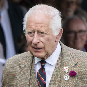 Le roi Charles III souffre depuis plusieurs mois d'un cancer. 
Le roi Charles III d'Angleterre et Camilla Parker Bowles, reine consort d'Angleterre, partagent un fou rire lors du Braemar Gathering. © Goff / Bestimage