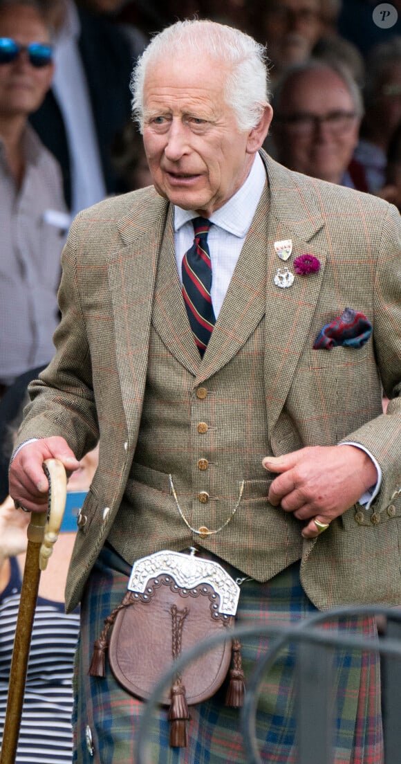 Le roi Charles III souffre depuis plusieurs mois d'un cancer. 
Le roi Charles III d'Angleterre et Camilla Parker Bowles, reine consort d'Angleterre, partagent un fou rire lors du Braemar Gathering. © Goff / Bestimage