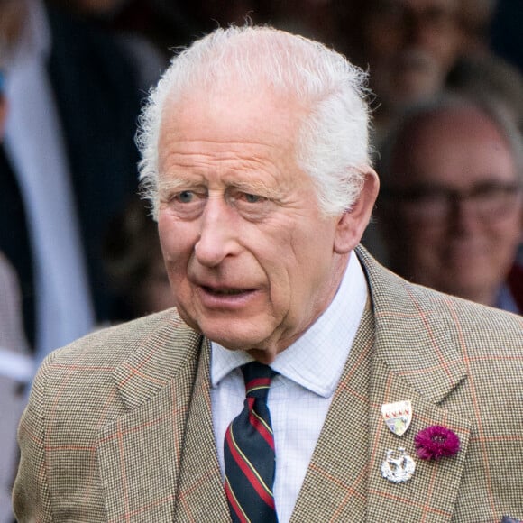 Le roi Charles III souffre depuis plusieurs mois d'un cancer. 
Le roi Charles III d'Angleterre et Camilla Parker Bowles, reine consort d'Angleterre, partagent un fou rire lors du Braemar Gathering. © Goff / Bestimage