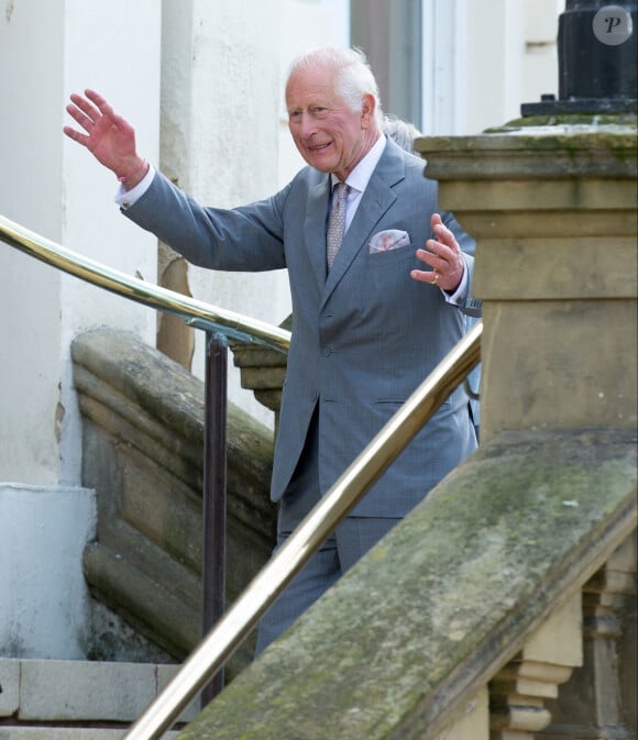 Le roi Charles III d'Angleterre, visite Southport après les attaques au couteau, où trois enfants ont été tués et d'autres blessés, le 21 août 2024.