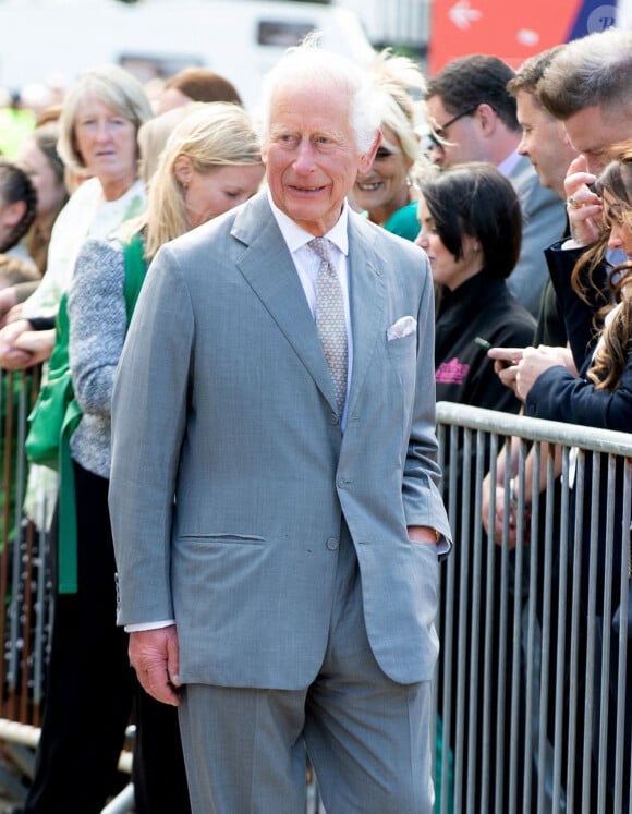 Le roi Charles III d'Angleterre, visite Southport après les attaques au couteau, où trois enfants ont été tués et d'autres blessés, le 21 août 2024.