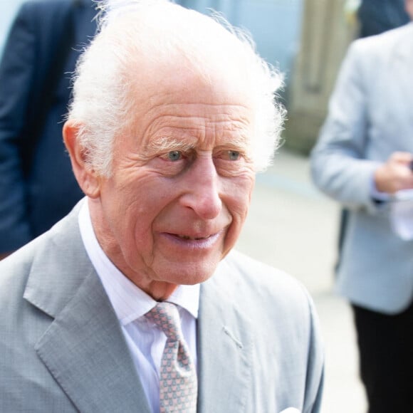 Le roi Charles III d'Angleterre, visite Southport après les attaques au couteau, où trois enfants ont été tués et d'autres blessés, le 21 août 2024.