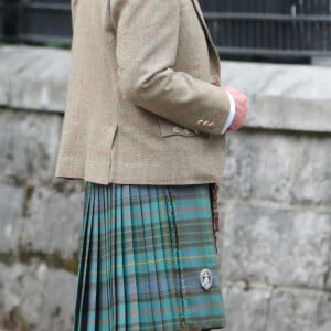 Le roi Charles III d'Angleterre, accueilli par des soldats de la compagnie Balaklava, 5e bataillon du Royal Regiment of Scotland devant le château de Balmoral (Ecosse), où le souverain débute ses vacances d'été, le 19 août 2024.