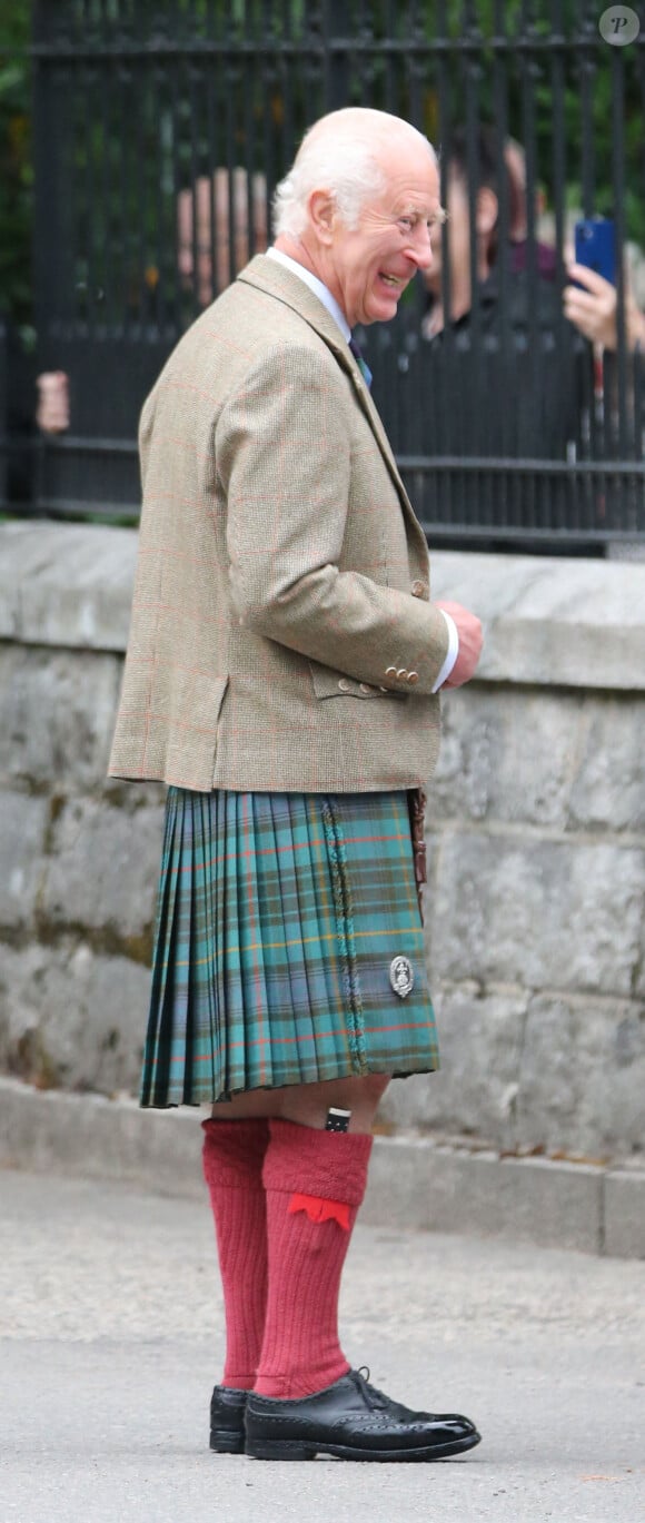 Le roi Charles III d'Angleterre, accueilli par des soldats de la compagnie Balaklava, 5e bataillon du Royal Regiment of Scotland devant le château de Balmoral (Ecosse), où le souverain débute ses vacances d'été, le 19 août 2024.