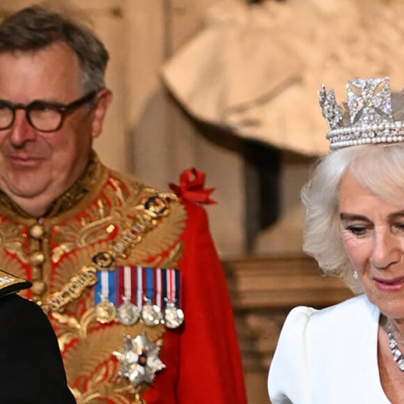 Buckingham Palace avait annoncé dans la foulée que le roi se portait bien et qu'il suivait un traitement de chimiothérapie. 
Le roi Charles III d'Angleterre et la reine consort Camilla Parker Bowles lors de l'ouverture officielle du parlement britannique au palais de Westminster à Londres. Le 17 juillet 2024 © Eddie Mulholland / WPA Pool / Bestimage