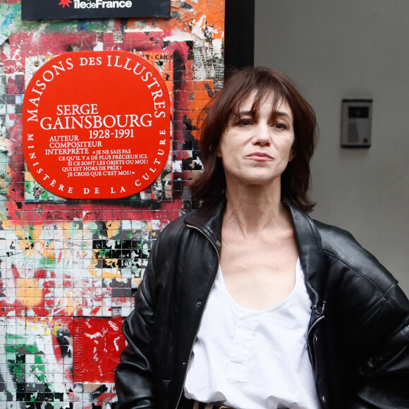 constatent nos confrères de "L'Informé"
Ben Attal, Rachida Dati (ministre de la culture), Charlotte Gainsbourg lors de la cérémonie de dévoilement de la plaque "Maison des Illustres" de la Maison Gainsbourg à Paris, France. © Christophe Clovis/Bestimage 