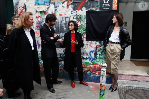 qui sont à l'origine de cette information.
Ben Attal, Rachida Dati (ministre de la culture), Charlotte Gainsbourg lors de la cérémonie de dévoilement de la plaque "Maison des Illustres" de la Maison Gainsbourg à Paris, France, le 2 avril 2024. © Christophe Clovis/Bestimage 