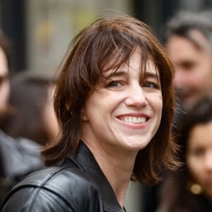 Charlotte Gainsbourg lors de la cérémonie de dévoilement de la plaque "Maison des Illustres" de la Maison Gainsbourg à Paris, France, le 2 avril 2024. © Christophe Clovis/Bestimage