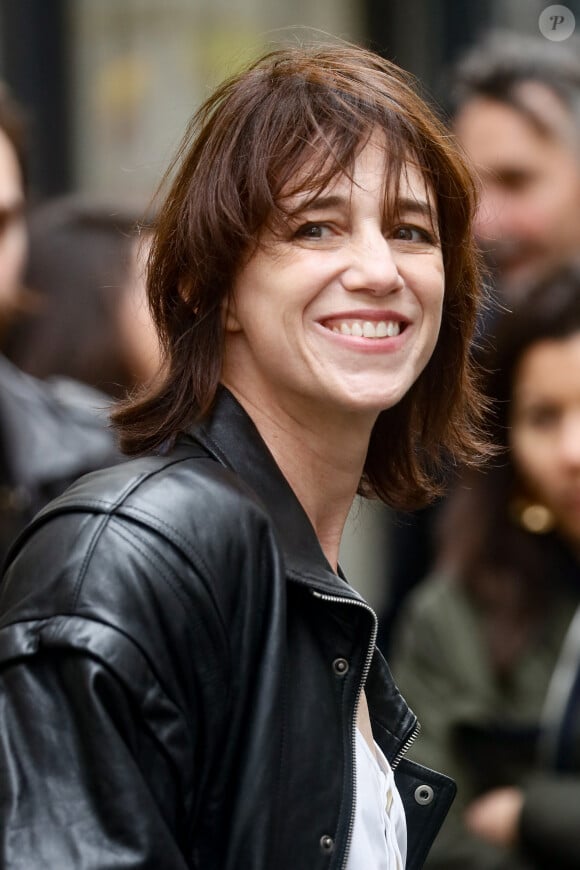 Charlotte Gainsbourg lors de la cérémonie de dévoilement de la plaque "Maison des Illustres" de la Maison Gainsbourg à Paris, France, le 2 avril 2024. © Christophe Clovis/Bestimage