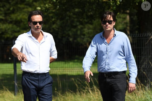 Anthony Delon et son demi-frère Alain-Fabien découvrent les hommages devant les grilles de la propriété de Douchy, quelques heures avant les obsèques de leur père, A.Delon, le 24 août 2024.