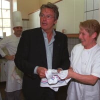 "Poulet frites et pantoufles" : Les week-ends d'Alain Delon à Douchy racontés par une ancienne et célèbre assistante