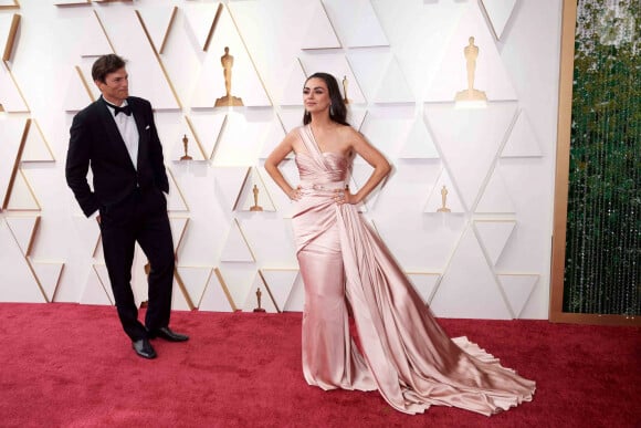 Ashton Kutcher et Mila Kunis lors de la 94ème édition de la cérémonie des Oscars au théâtre Dolby, à Los Angeles, Californie, Etats-Unis, le 27 mars 2022. 