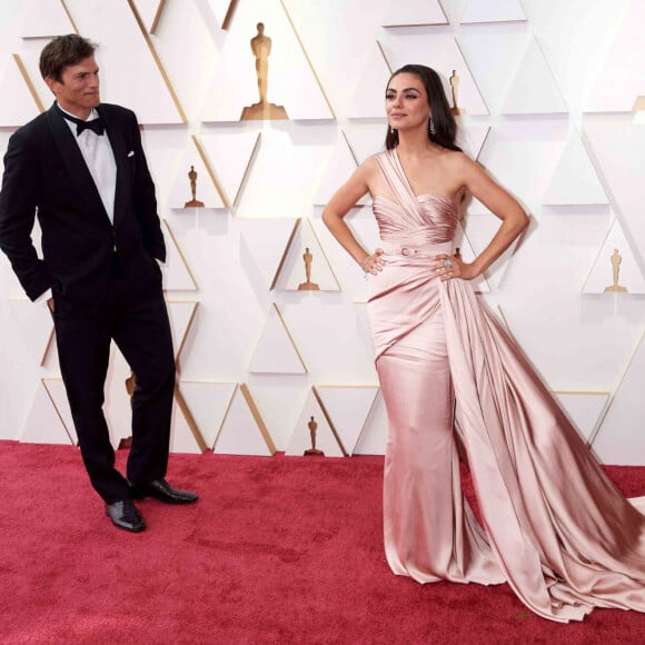 Ashton Kutcher et Mila Kunis lors de la 94ème édition de la cérémonie des Oscars au théâtre Dolby, à Los Angeles, Californie, Etats-Unis, le 27 mars 2022. 