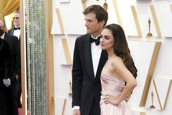 "C'est absolument ridicule et faux", a assuré une source proche et anonyme au magazine "People".
Ashton Kutcher et sa femme Mila Kunis (bijoux Messika) au photocall de la 94ème édition de la cérémonie des Oscars à Los Angeles, le 27 mars 2022. © Future-Image via Zuma Press/Bestimage