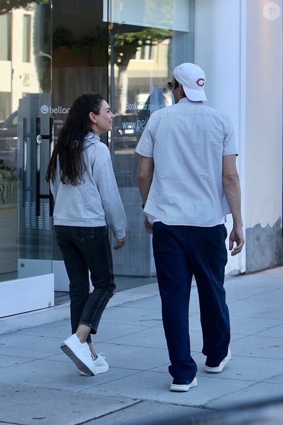 Beverly Hills, CA - EXCLUSIF - Ashton Kutcher et Mila Kunis ont été vus en train de dîner avec des amis au restaurant Matu à Beverly Hills.