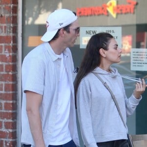 Beverly Hills, CA - EXCLUSIF - Ashton Kutcher et Mila Kunis ont été vus en train de dîner avec des amis au restaurant Matu à Beverly Hills. Sur la photo : Ashton Kutcher, Mila Kunis