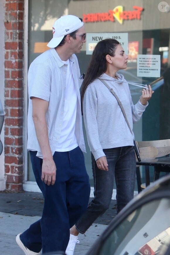 Beverly Hills, CA - EXCLUSIF - Ashton Kutcher et Mila Kunis ont été vus en train de dîner avec des amis au restaurant Matu à Beverly Hills. Sur la photo : Ashton Kutcher, Mila Kunis