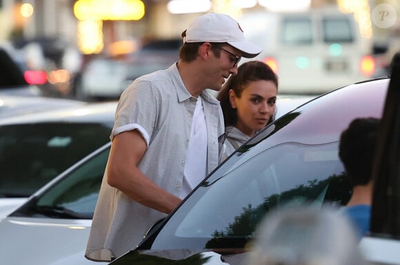 Beverly Hills, CA - EXCLUSIF - Ashton Kutcher et Mila Kunis ont été vus en train de dîner avec des amis au restaurant Matu à Beverly Hills. Sur la photo : Ashton Kutcher, Mila Kunis