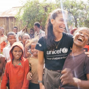 Tatiana Silva est en mission pour l'Unicef dans le sud de Madagascar en Avril 2023. Commune rurale d’Andranobory, Tatiana entourée des enfants du village © Arnaud Juherian / Unicef via Bestimage 