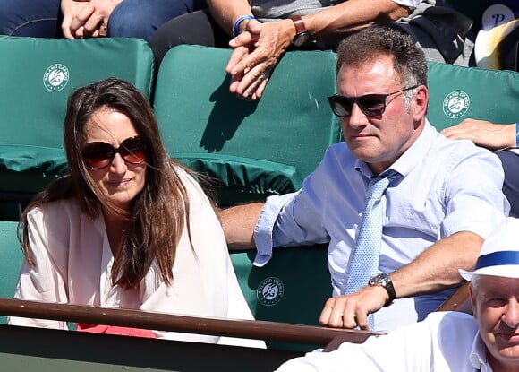 Pierre Sled et sa compagne dans les tribunes des Internationaux de Tennis de Roland Garros à Paris le 8 juin 2017 © Cyril Moreau-Dominique Jacovides/Bestimage