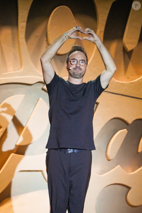 L'humoriste est père de Mia et Sun, des jumeaux qui ont fêté leurs 8 ans le 30 juin dernier ...
Jarry - Premier jour de l'enregistrement de l'émission "L'humour à la plage" pour le 1er festival de Juan les Pins à la pinède Gould le 4 juillet 2024.  © JR Santini / Bruno Bebert / Bestimage 