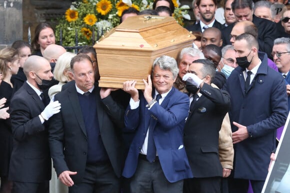 Jusqu'à la fin, Bernard Tapie a su garder sa poigne et se montrer courageux.
Jean-Pierre Papin et Jean-Louis Borloo portent le cercueil lors de la messe d'hommage au magnat français Bernard Tapie à l'église Saint-Germain des Prés à Paris, France, le 6 octobre 2021. Les obsèques auront lieu le 8 octobre à la cathédrale de la Major, à Marseille. Bernard Tapie est décédé des suites d'un cancer à l'âge de 78 ans. Photo par Jerome Domine/ABACAPRESS.COM