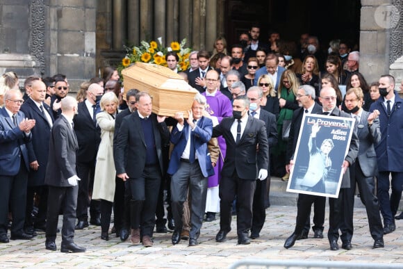 Jean-Pierre Papin et Jean-Louis Borloo portent le cercueil lors de la messe d'hommage au magnat français Bernard Tapie à l'église Saint-Germain des Prés à Paris, France, le 6 octobre 2021. Les obsèques auront lieu le 8 octobre à la cathédrale de la Major, à Marseille. Bernard Tapie est décédé des suites d'un cancer à l'âge de 78 ans. Photo par Jerome Domine/ABACAPRESS.COM