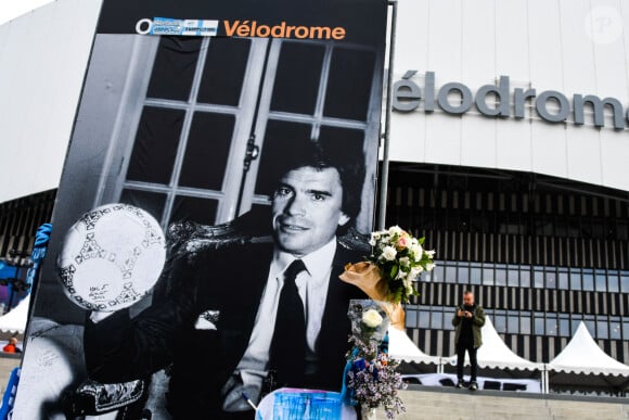 Illustration Hommage à Bernard TAPIE devant l'Orange Vélodrome lors de l'Hommage à Bernard Tapie à l'Orange Vélodrome le 4 octobre 2021 à Marseille, France. Photo par Johnny Fidelin/Icon Sport/ABACAPRESS.COM