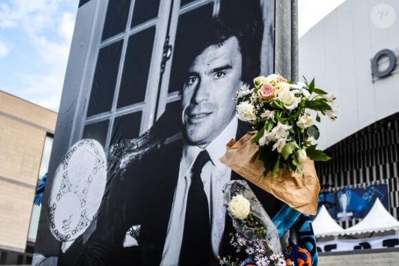 C'est avec le pasteur Marcel que Bernard Tapie communiquait quotidiennement durant ses derniers instants.
Illustration Fleurs sur la photo de Bernard Tapie pour lui rendre un dernier hommage lors de l'Hommage à Bernard Tapie à l'Orange Vélodrome le 4 octobre 2021 à Marseille, France. Photo par Johnny Fidelin/Icon Sport/ABACAPRESS.COM