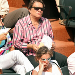 Bernard Tapie avec sa femme et leur fille lors de la finale masculine des Internationaux de France de tennis à Roland Garros, à Paris, France, le 11 juin 2006. Photo Gorassini-Nebinger-Zabulon/ABACAPRESS.COM