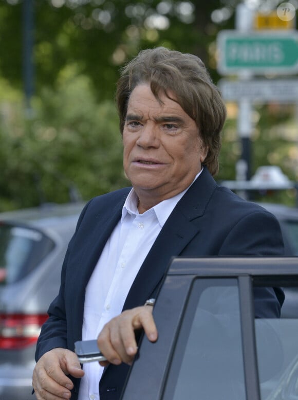 Bernard Tapie arrive pour assister à un débat diffusé sur la chaîne d'information française iTele à Paris, France, le 10 juillet 2013, alors que les enquêteurs français ont ordonné aujourd'hui la saisie de certains de ses biens dans le cadre d'une enquête sur la corruption liée au chef du FMI. M. Tapie a été inculpé de fraude organisée dans le cadre de cette enquête, qui porte sur un versement de 400 millions d'euros (525 millions de dollars) que M. Tapie a reçu de l'État en 2008, lorsque Christine Lagarde était ministre des finances de la France. Photo by Mousse/ABACAPRESS.COM